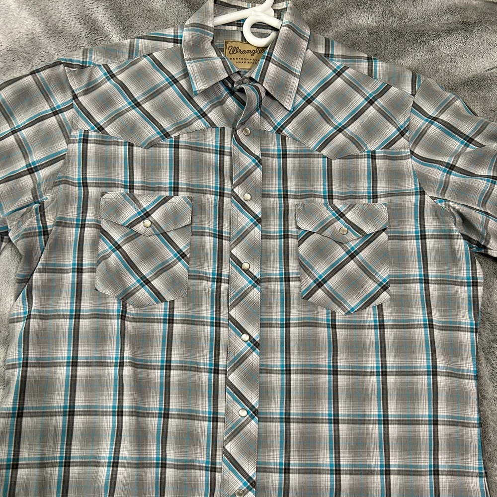 Size large gray blue men’s short sleeve wrangler snap button button down shirt